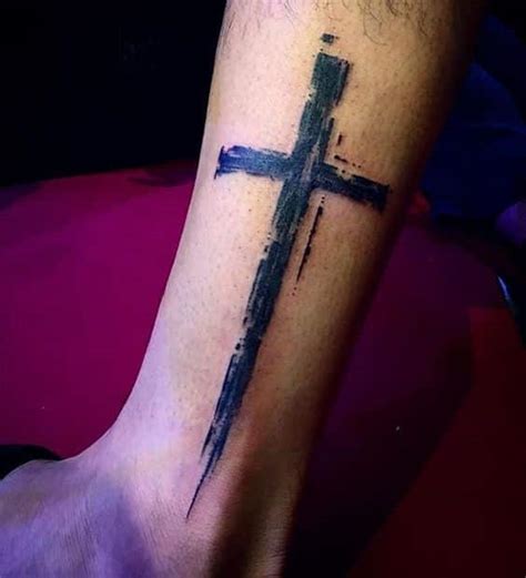 cruz en el antebrazo|+50 TATUAJES DE CRUCES y Significado ️